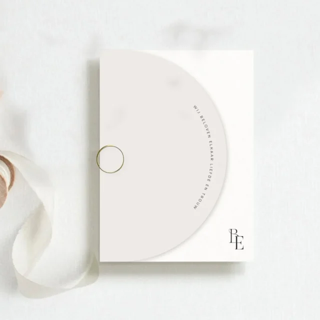AGNY || Mag het nét even anders? 🤍✨
Deze trouwkaart met organische vormen is allesbehalve standaard. Zacht, speels, minimalistisch en helemaal van nu! Verkrijgbaar met foliedruk of reliëfdruk én uit te breiden met gave bijpassende producten zoals dagprogrammakaartjes, bedrukte enveloppen of een trouwbord. Vragen? Laat het ons vooral even weten! ;-)

#maison_alacarte #maisonalacarte #trouwkaartenset #ontwerpopmaat #wijgaantrouwen #trouwleverancier #custommade #weddingstationery #bruiloft #locatietekening #trouwlocatie #trouwkaart #trouwhuisstijl #trouwenin2025 #verloofd #trouwleveranciers #monogram